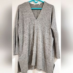 Women's long sleeve Vneck sweater! S